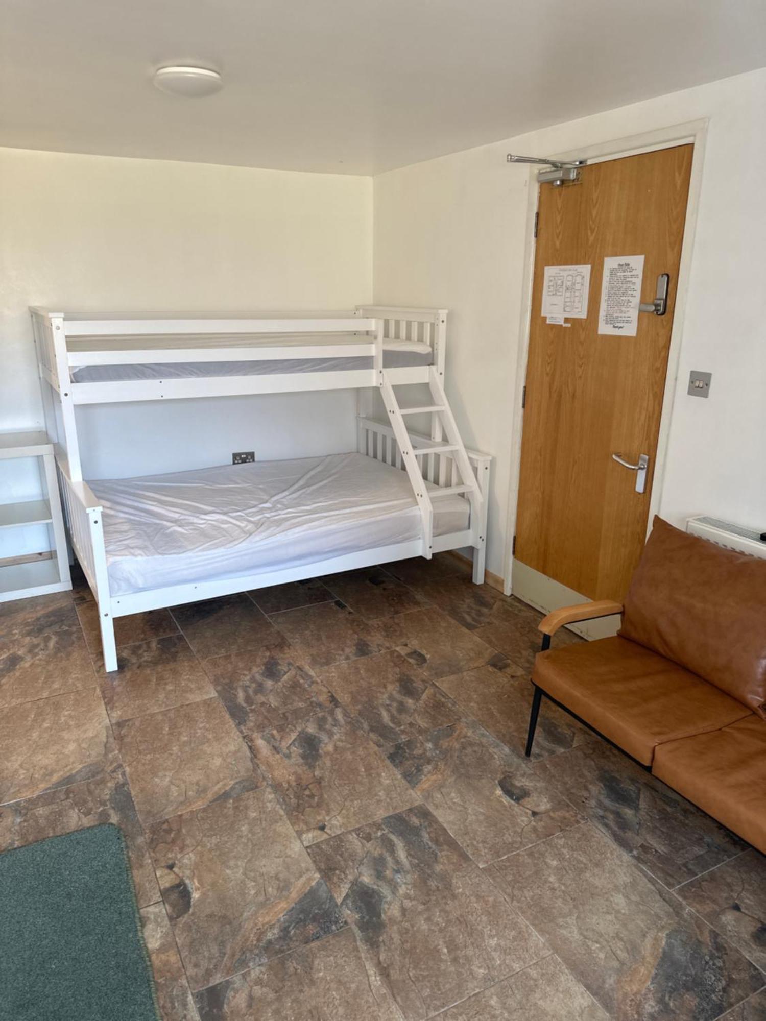 Barrs Court Beds Hotel Warmley Exterior photo