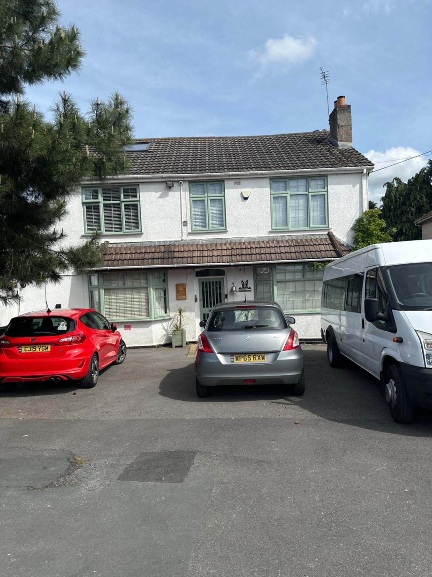 Barrs Court Beds Hotel Warmley Exterior photo